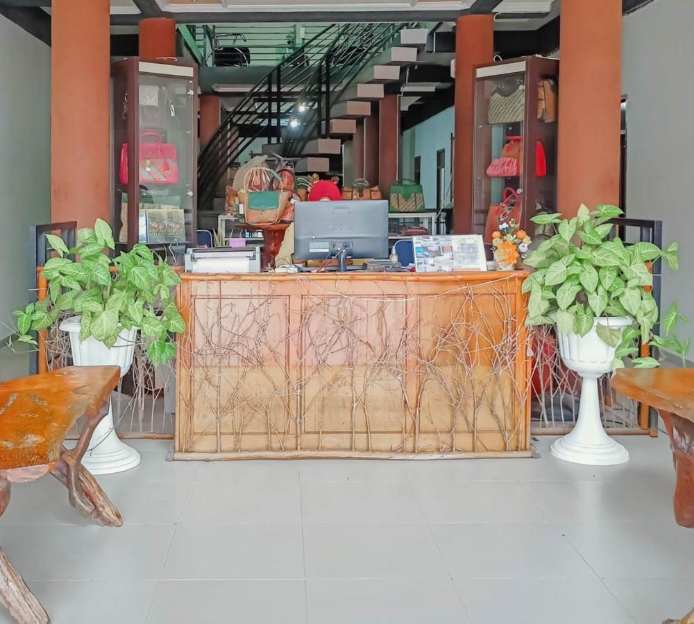Urbanview Hotel Bagoes Sintang By Reddoorz Exterior foto